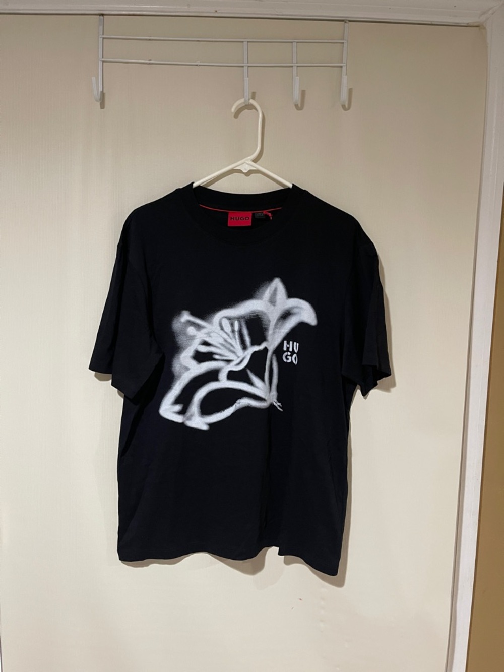 NWT Hugo Boss Men's Dablumo White Flowe T-Shirt, Black - Size Medium